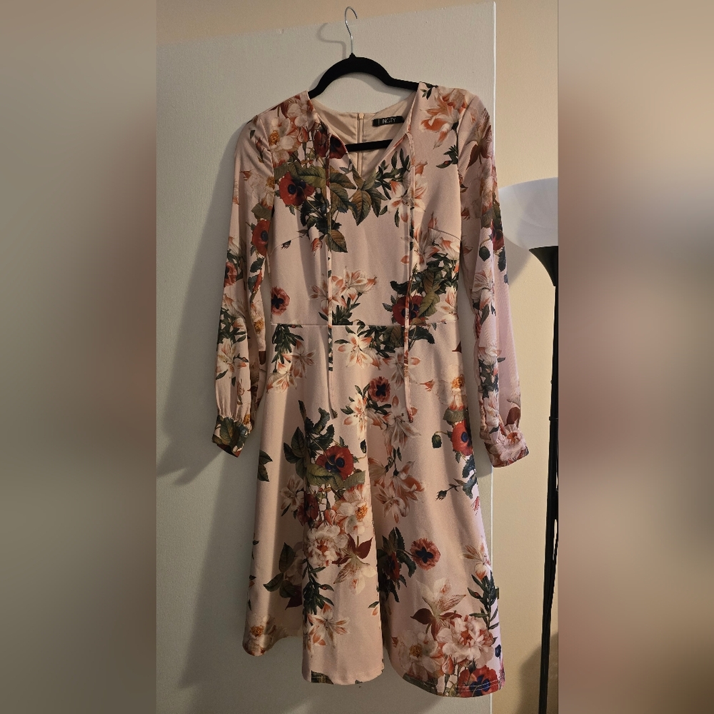 👗Aritzia Incity Floral Blush Drawstring Neck Dress - Picture 2 of 3
